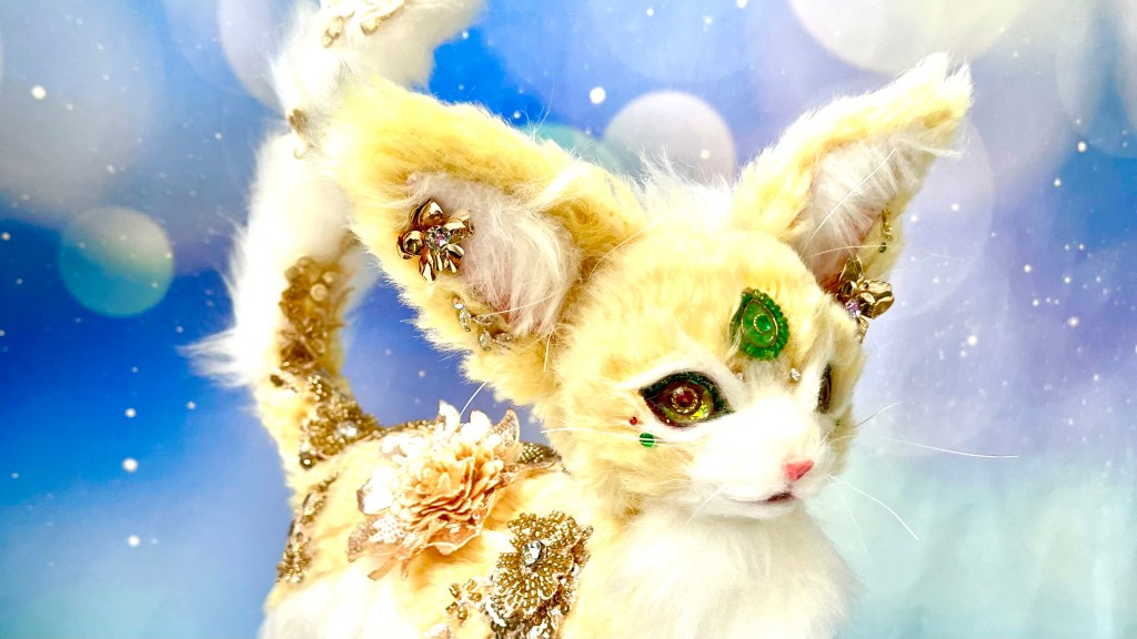 天然石から生まれた小さなキツネコのアートドール。